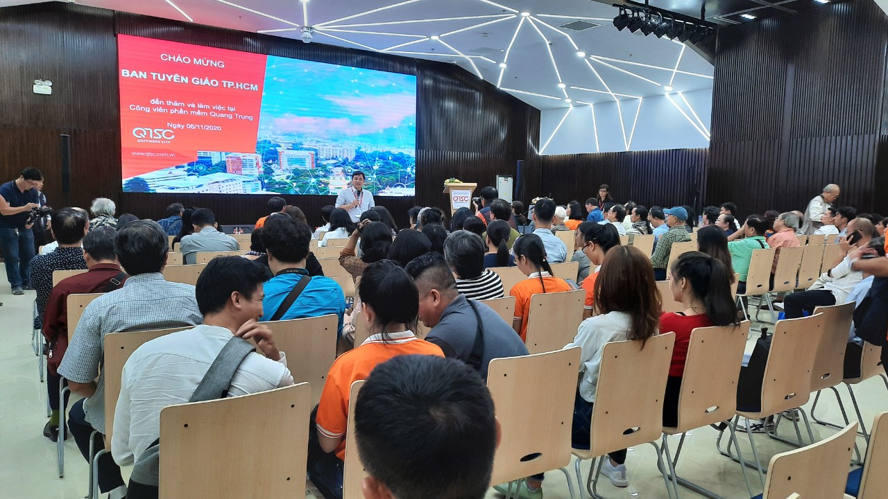 CEO of QTSC Lam Nguyen Hai Long introduced the smart city model being applied in the park