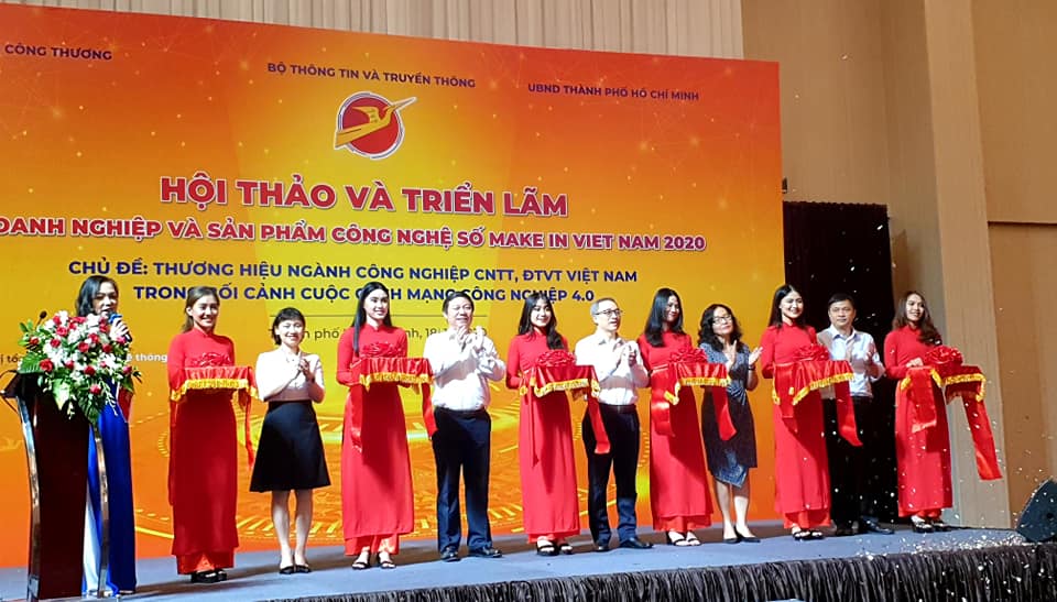 Thứ trưởng Bộ TT-TT Phan Tâm, Phó Chủ tịch UBND TPHCM Dương Anh Đức cùng các doanh nghiệp CNTT và truyền thông (ICT) cắt băng khai trương khu triển lãm sản phẩm công nghệ số Make in Vietnam 2020
