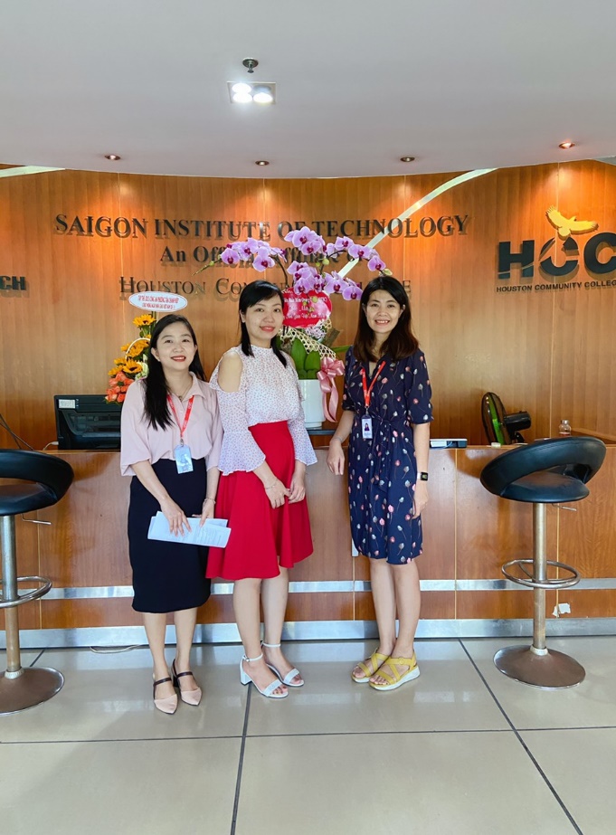 Hình 2: Tặng hoa tri ân các thầy cô trường SaigonTech