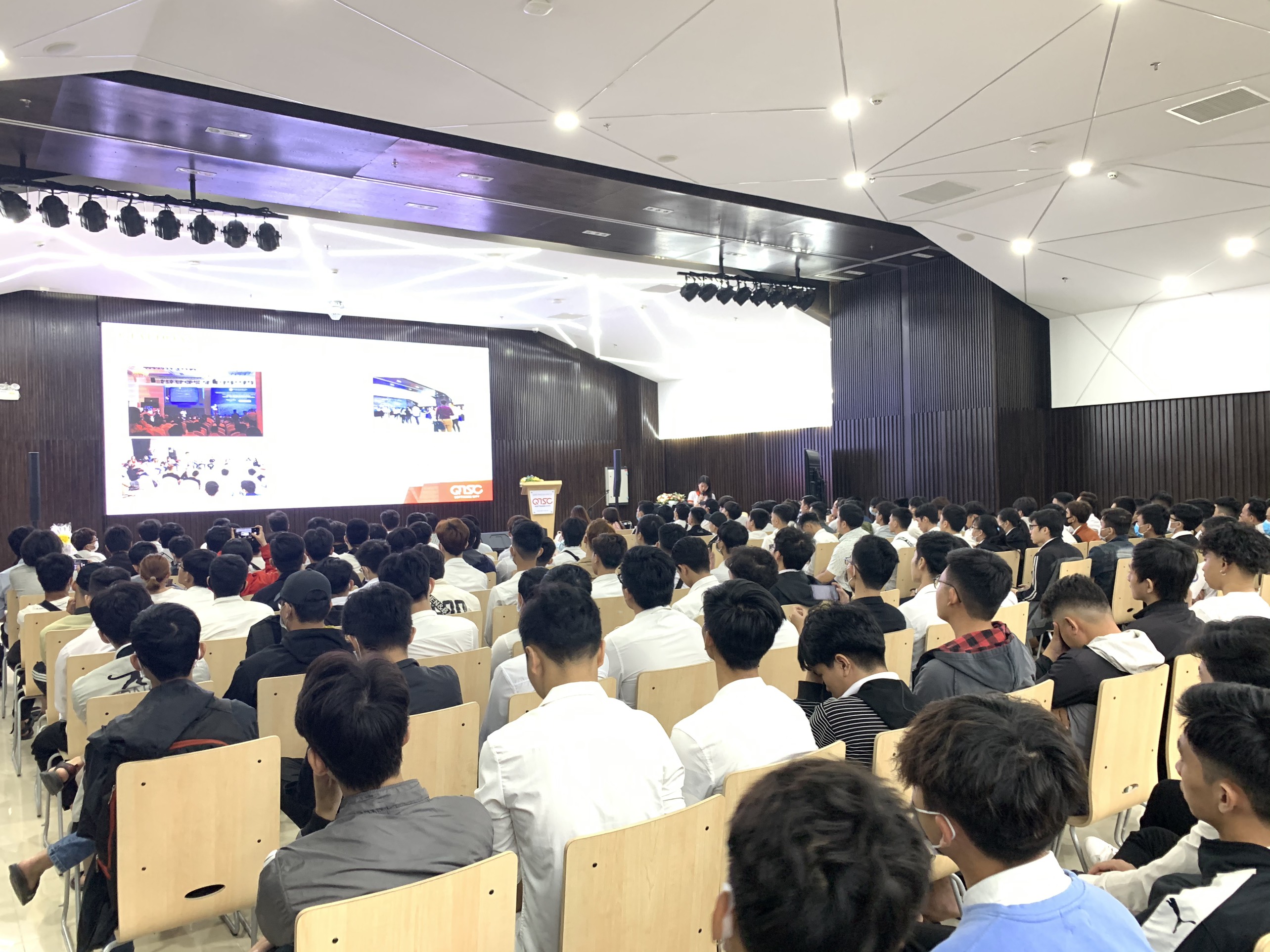 Hình 1: Sinh viên Cao đẳng Công Thương lắng nghe giới thiệu tổng quan về QTSC