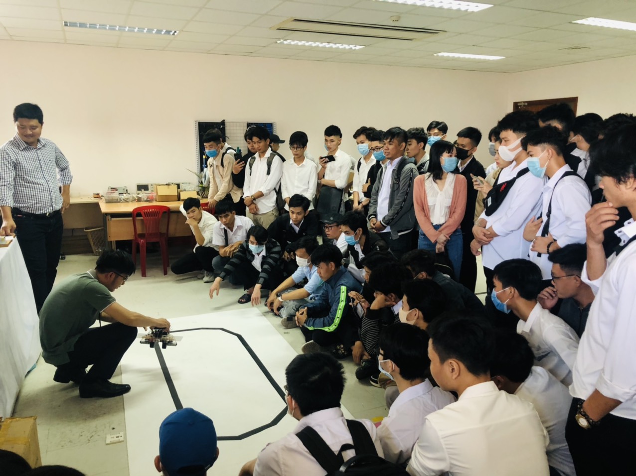Hình 2: Xem lập trình và điều khiển robot