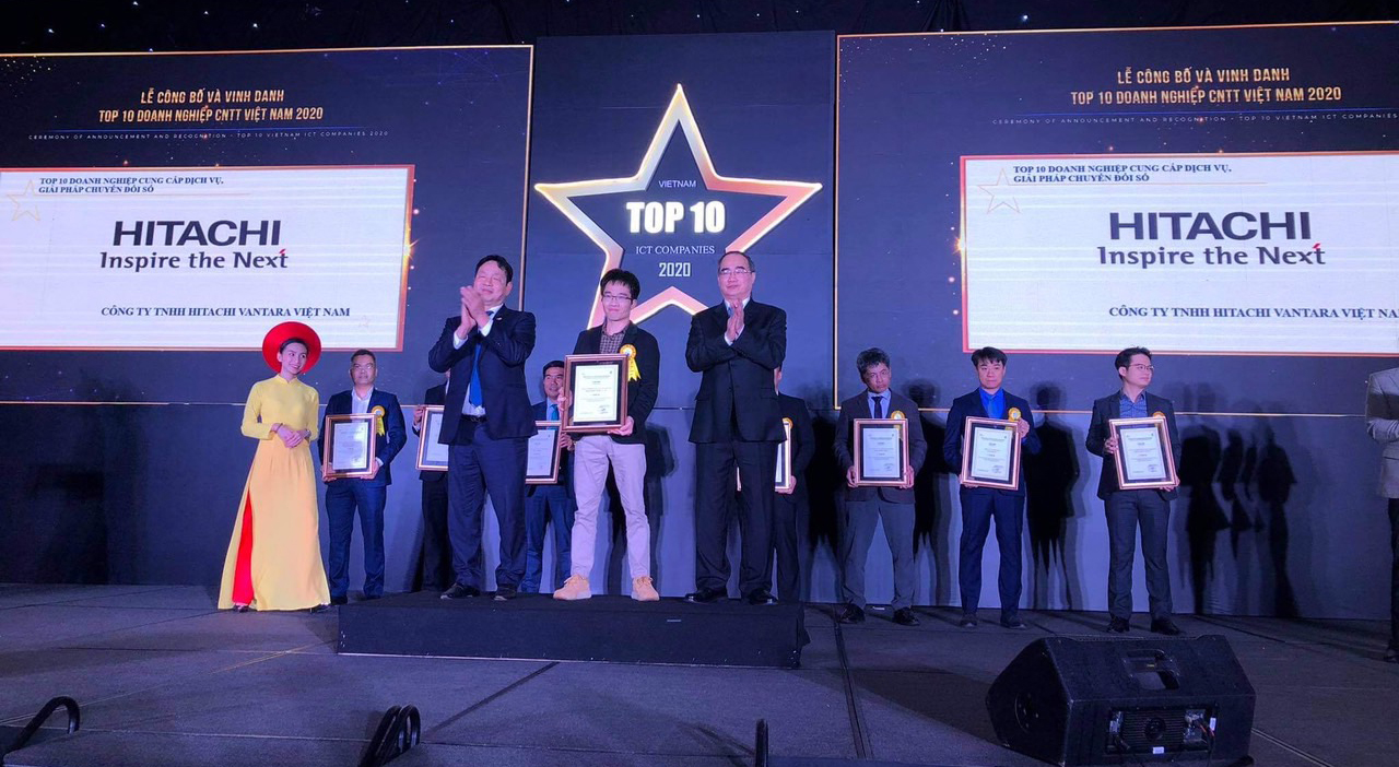Mr. Dang Minh Dung – HVN Representative – Director of Hanoi Branch, award certificated by Mr. Truong Gia Binh, Chairman of VINASA (left) and Mr. Nguyen Thien Nhan, the Politburo Member and Secretary of Ho Chi Minh City Party Committee (right)