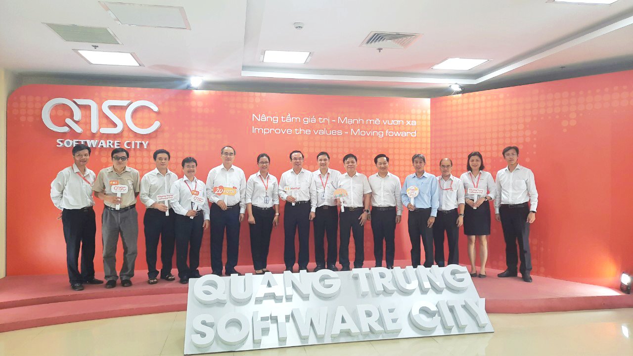 Hình 6: Đoàn chụp hình lưu niệm tại QTSC Building 1