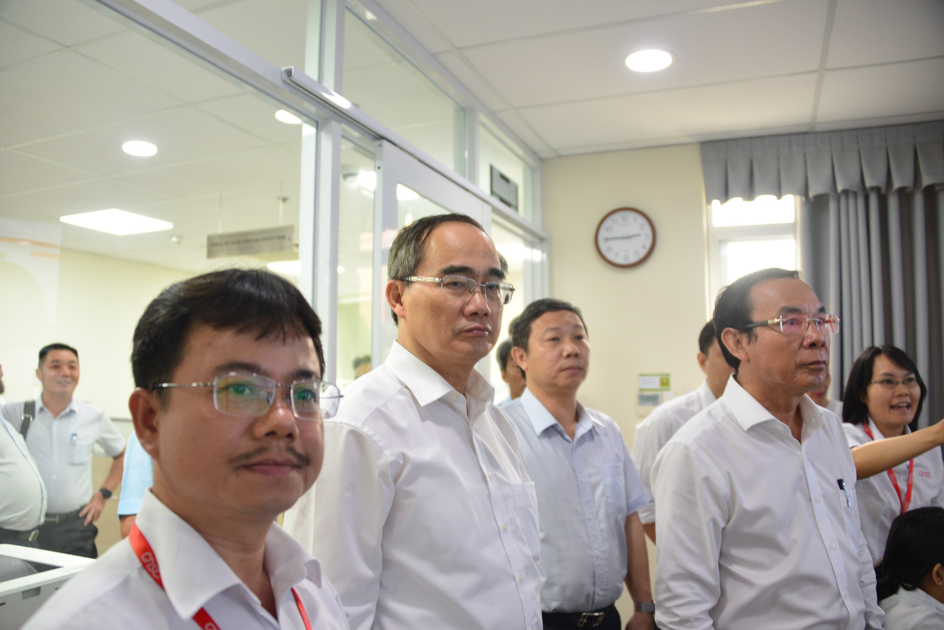 Hình 2: Đoàn nghe giới thiệu về những ứng dụng đang được quản lý tại trung tâm IOC