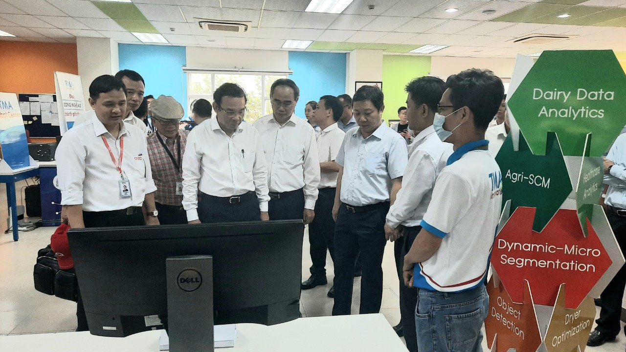 Hình 5: Nghe giới thiệu về các ứng dụng IoT mà TMA phát triển