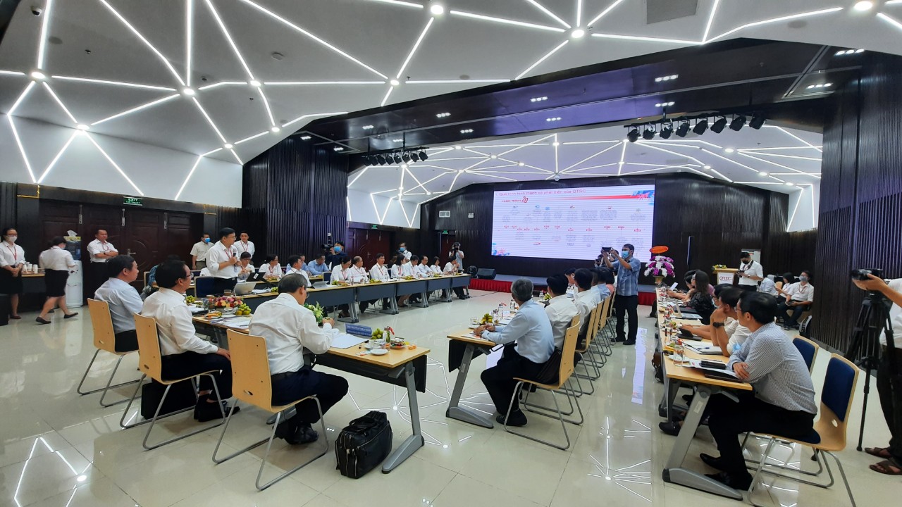 Hình 1: Toàn cảnh buổi làm việc