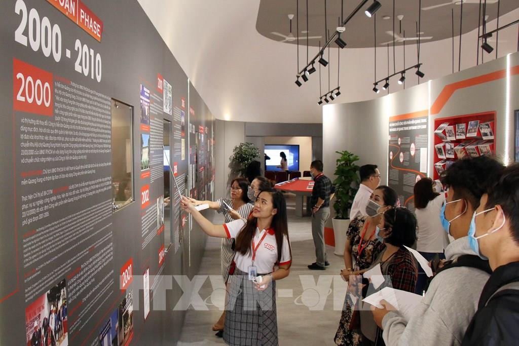 Đại diện Bảo tàng QTSC giới thiệu quá trình hình thành và phát triển 20 năm của Công viên. Ảnh: Tiến Lực – TTXVN
