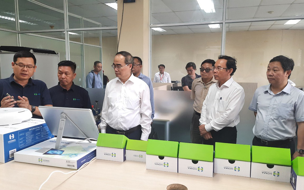 Đoàn công tác cán bộ thành phố Hồ Chí Minh thăm Trung tâm giám sát điều hành CVPM Quang Trung.