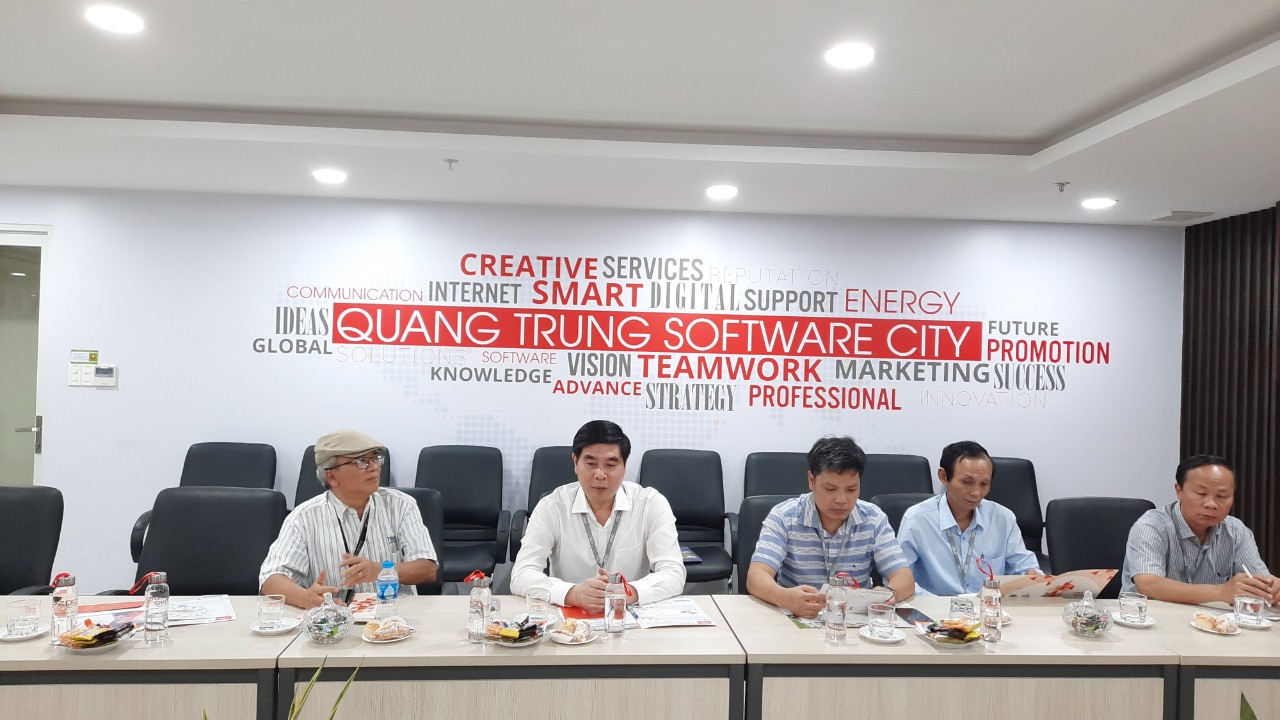 Hình 3: Ông Nguyễn Hữu Lệ (ngoài cùng bên trái) đóng góp ý kiến về việc thành lập trung tâm hỗ trợ 1 cửa tại Khu Đô thị Khoa học Quy Hòa
