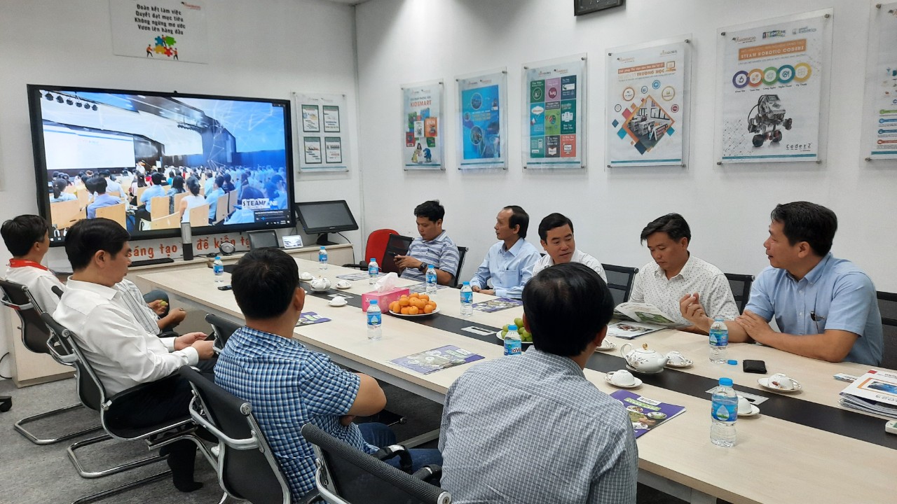 Hình 5: Đoàn nghe giới thiệu về phương pháp đào tạo hiện đại tại STEAMZone
