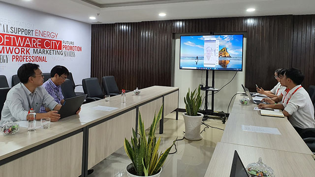 Hình 1: Đoàn nghe giới thiệu những sản phẩm – giải pháp đang triển khai tại QTSC