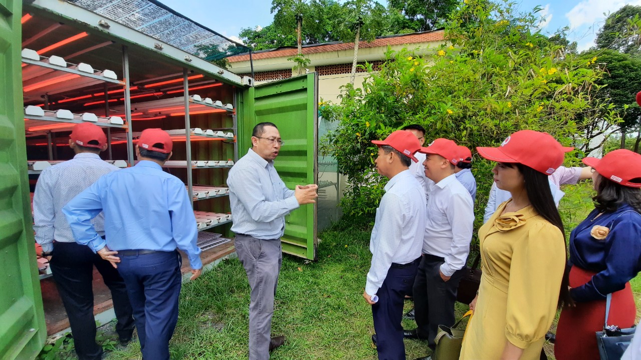 Hình 5,6: Tham quan Khu thực nghiệm ứng dụng CNTT trong nông nghiệp