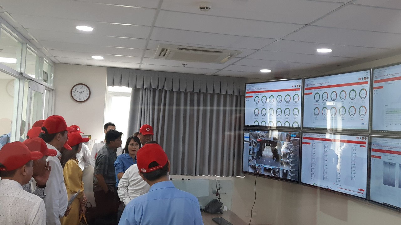 Hình 1: Đoàn nghe giới thiệu về Hệ thống Giám sát điều hành IOC