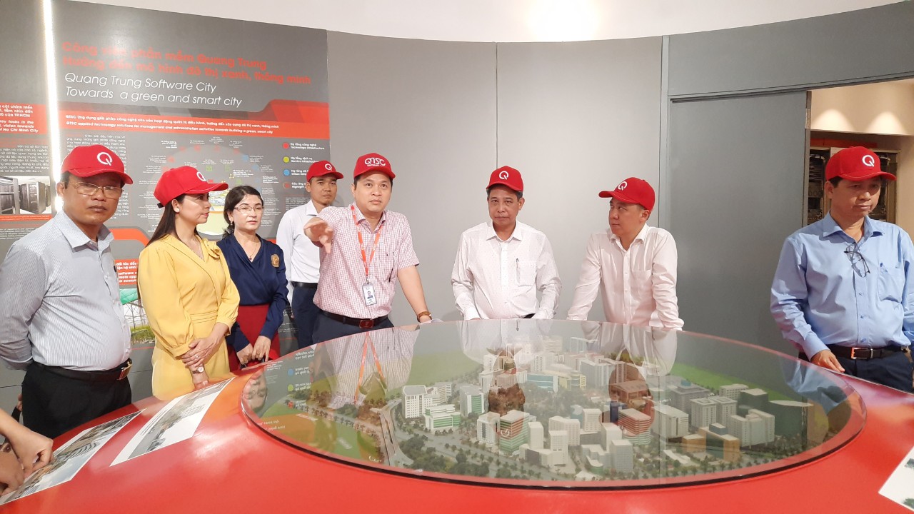 Hình 2: Tham quan Bảo tàng QTSC