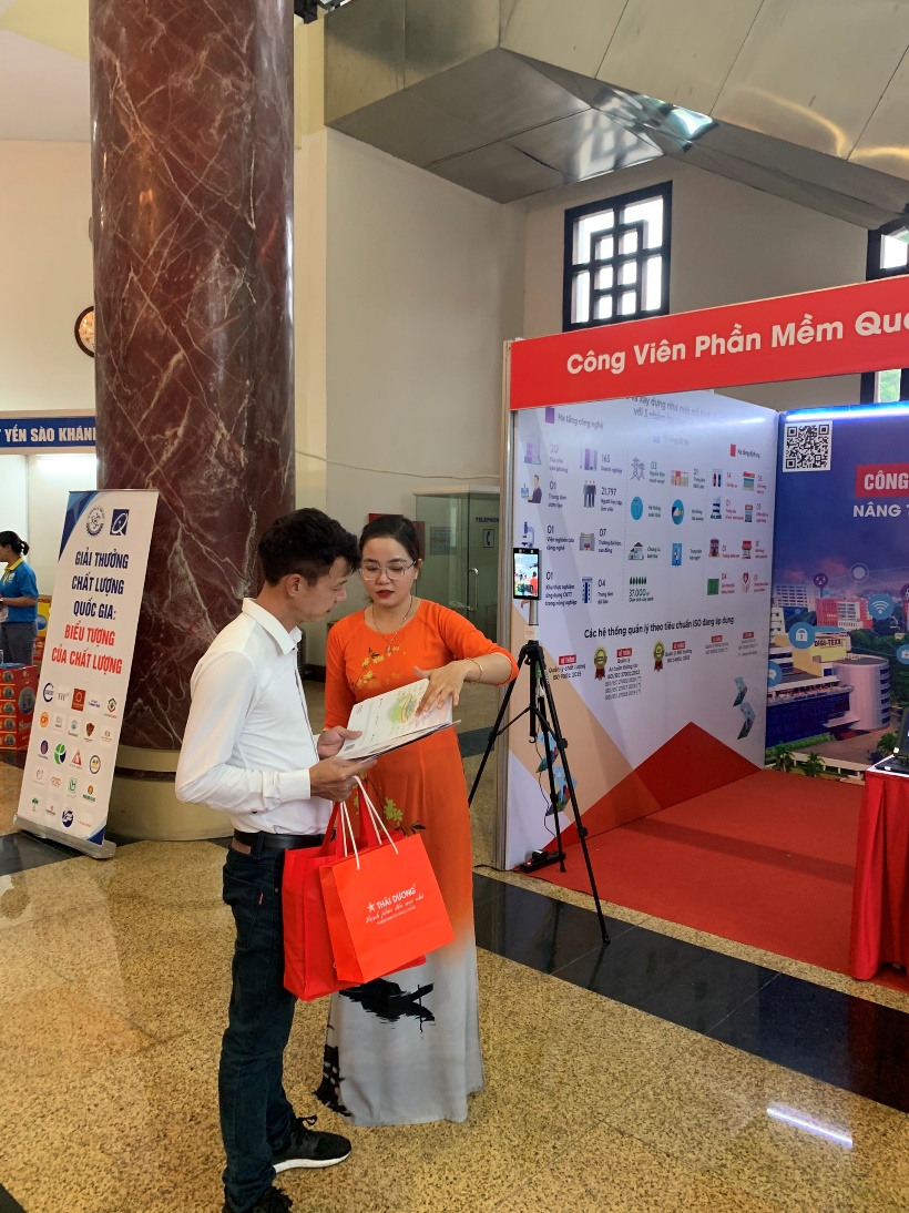 Hình 3,4: Khách tham quan gian hàng của QTSC tại Lễ trao giải thưởng