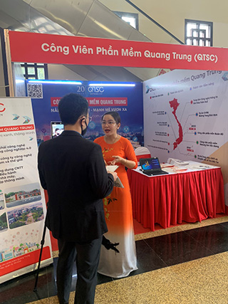  Hình 3,4: Khách tham quan gian hàng của QTSC tại Lễ trao giải thưởng