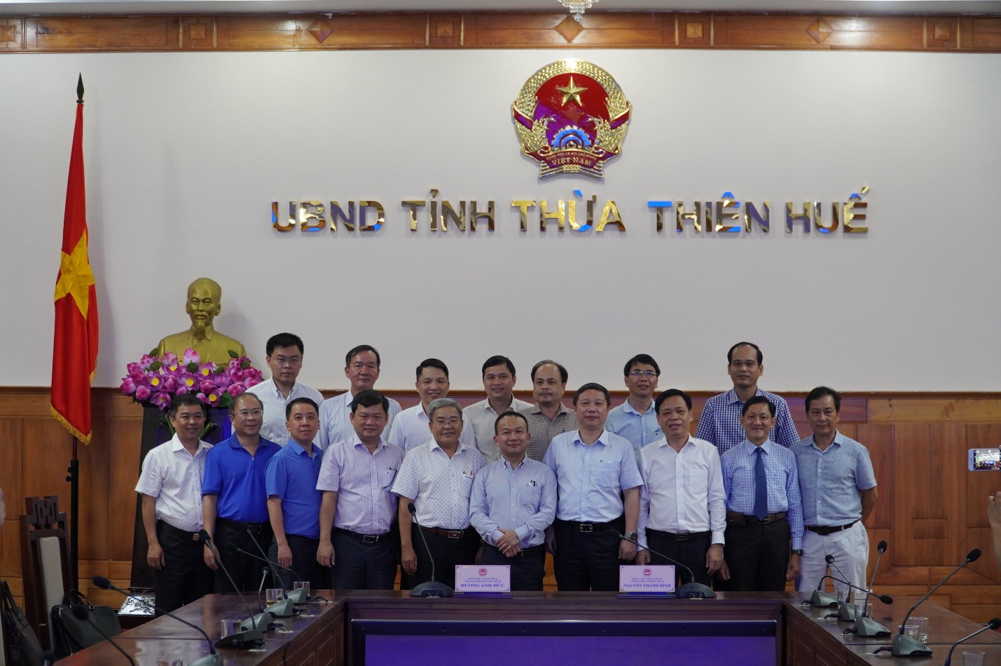Hình 3: Các thành viên tham dự buổi họp chụp hình lưu niệm tại UBND tỉnh Thừa Thiên Huế
