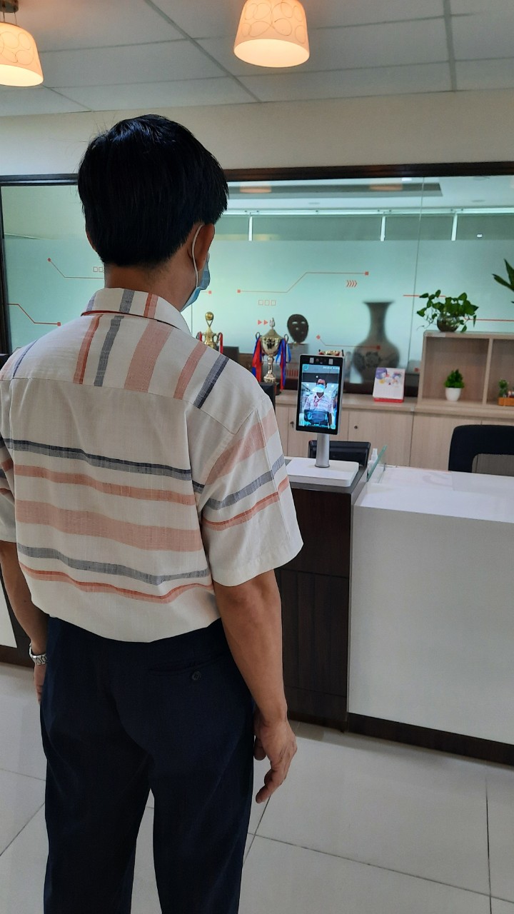 Hình: Máy kiểm tra thân nhiệt và nhắc đeo khẩu trang sẽ tự động phát ra cảnh báo khi phát hiện có người đến gần