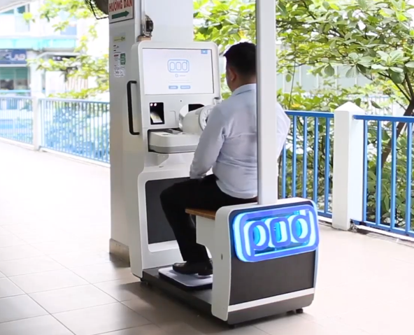 Hình 1, 2: Với thiết bị POD, người đi khám bệnh có thể sử dụng một cách rất dễ dàng mà không cần phải có sự trợ giúp của bất kỳ điều dưỡng y tá nào