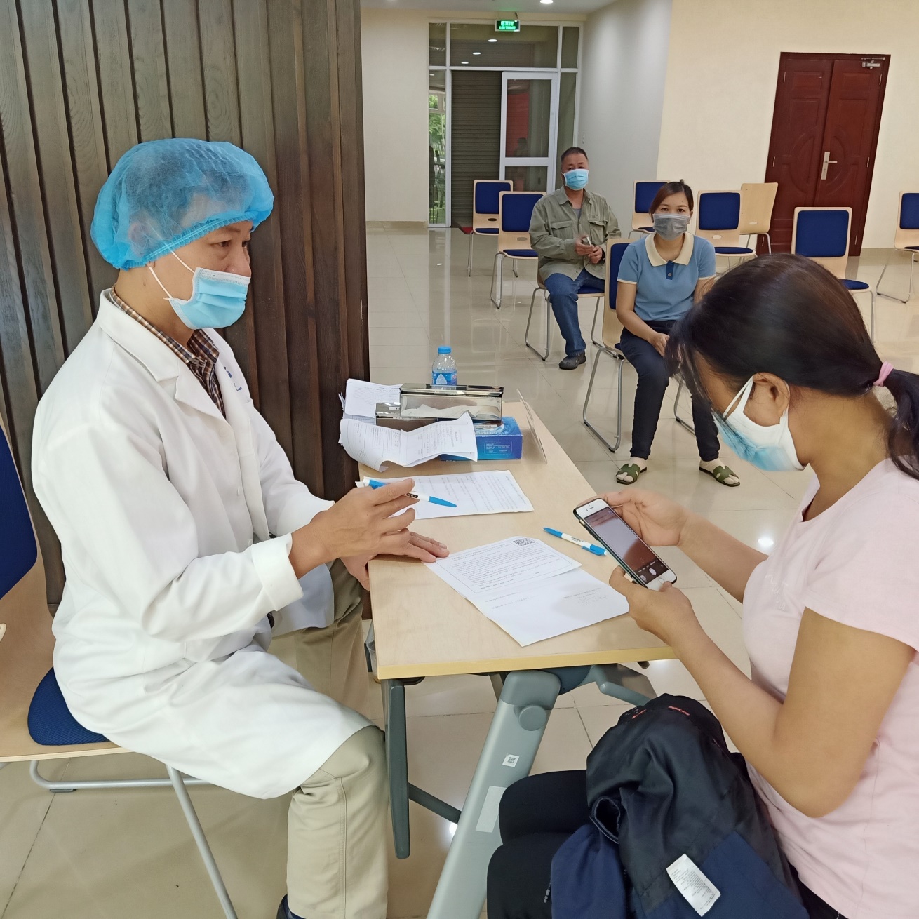 Sau khi tiêm xong, người được tiêm ngồi tại khu vực chờ sau tiêm để theo dõi phản ứng phụ (nếu có). Sau 30 phút ngồi chờ, người được tiêm sẽ được nhân viên y tế tư vấn, thăm khám sau tiêm, nếu đủ điều kiện sức khỏe thì sẽ được cho ra về.