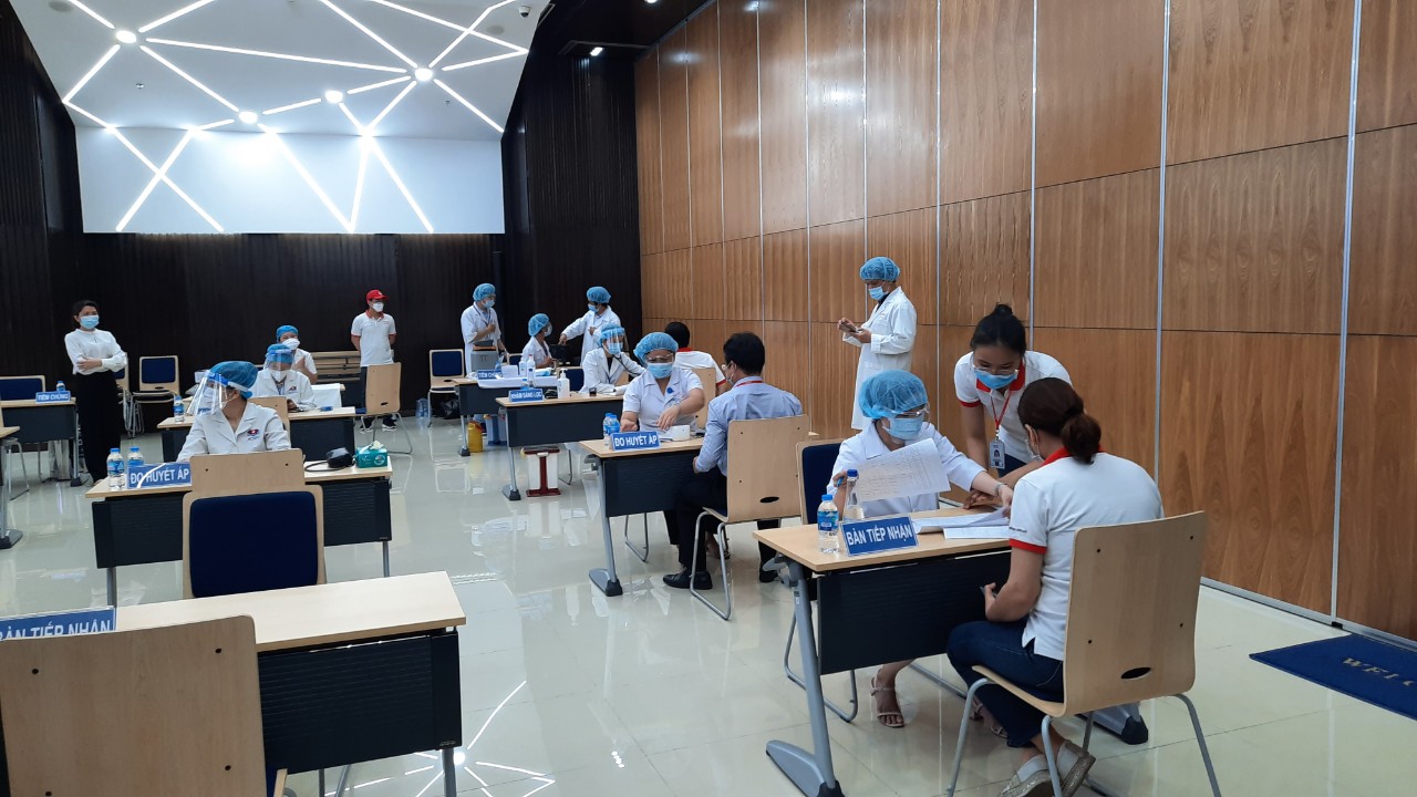 Người tiêm được nhân viên y tế kiểm tra các bệnh tiền sử, dị ứng thuốc và đo huyết áp, nhịp tim… Sau khi khám sàng lọc, nếu đủ điều kiện tiêm, các bác sĩ sẽ tiến hành tiêm cho người đủ tiêu chuẩn