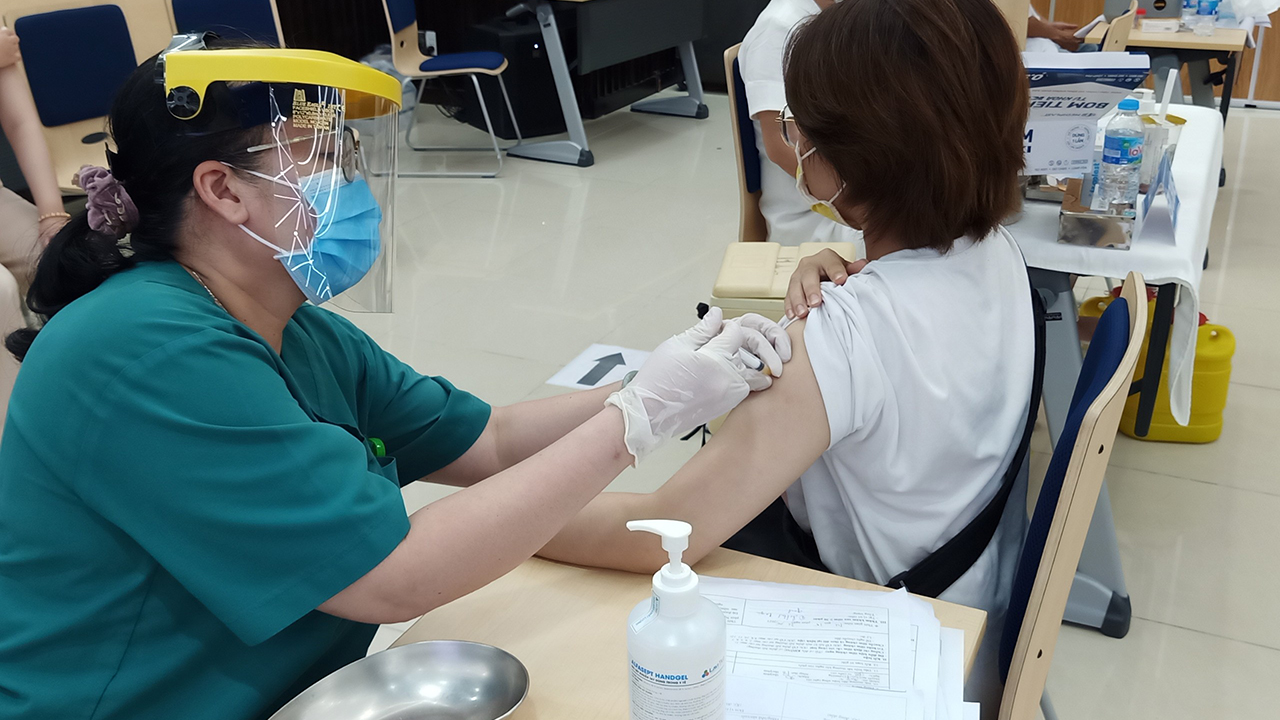 người lao động được nhân viên y tế tiêm vaccine covid-19