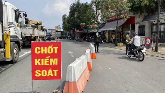 Hệ thống camera soi chiếu giấy tờ tại chốt kiểm soát dịch ảnh 8