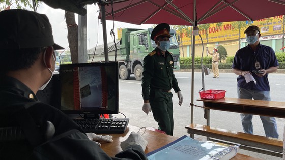 Hệ thống camera soi chiếu giấy tờ tại chốt kiểm soát dịch ảnh 5