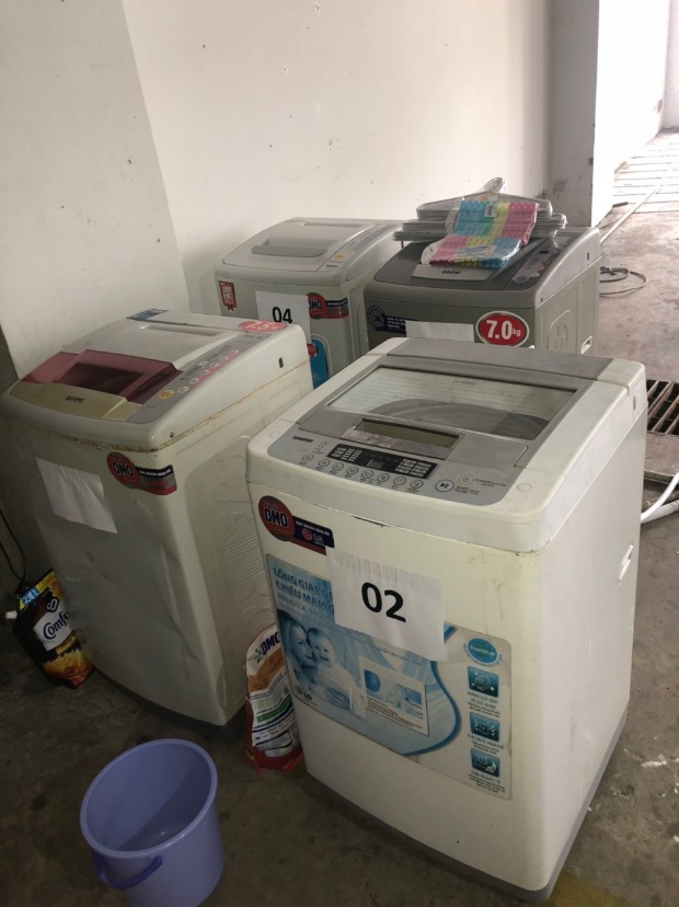 Hình 5,6: Khu vực tắm giặt và nơi bố trí các máy giặt – máy sấy quần áo tạo điều kiện để các nhân viên sinh hoạt hàng ngày