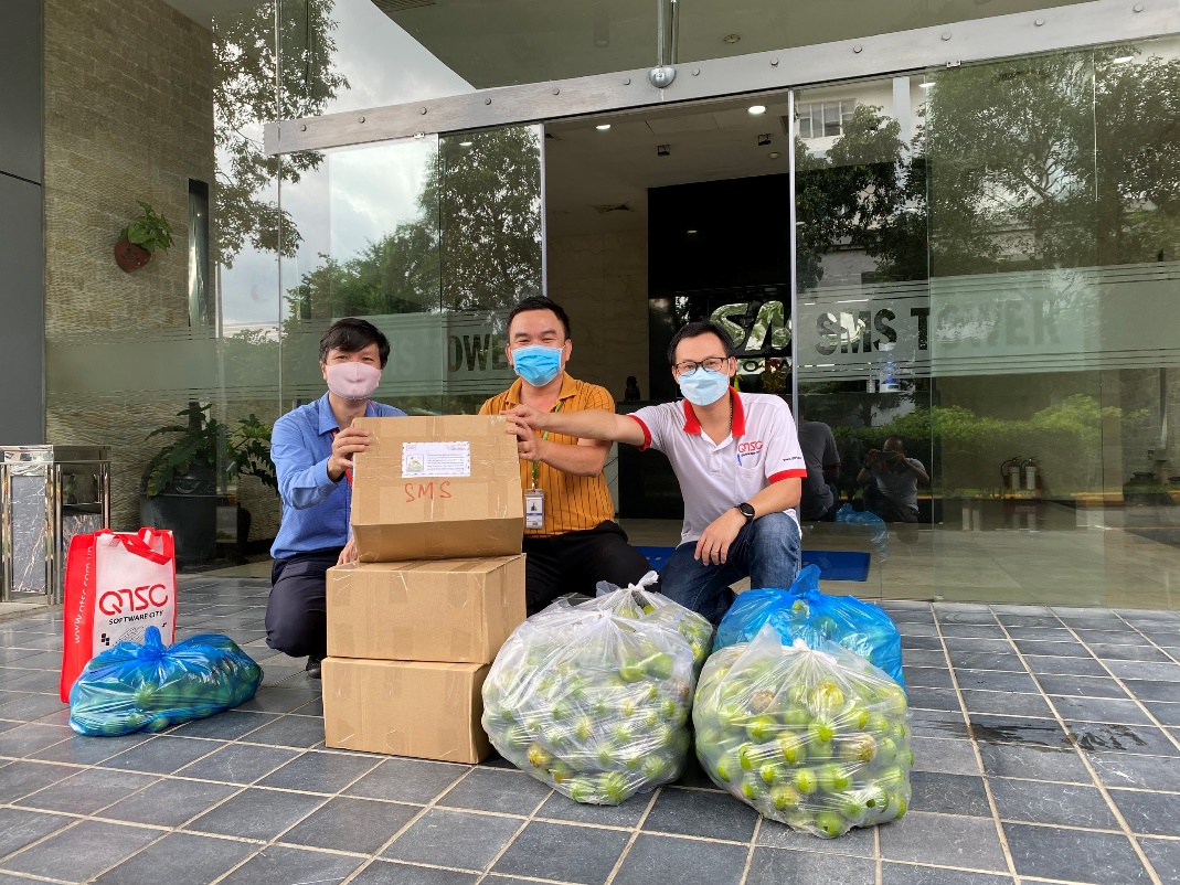 Tặng chanh tươi và trứng vịt tại tòa nhà SMS