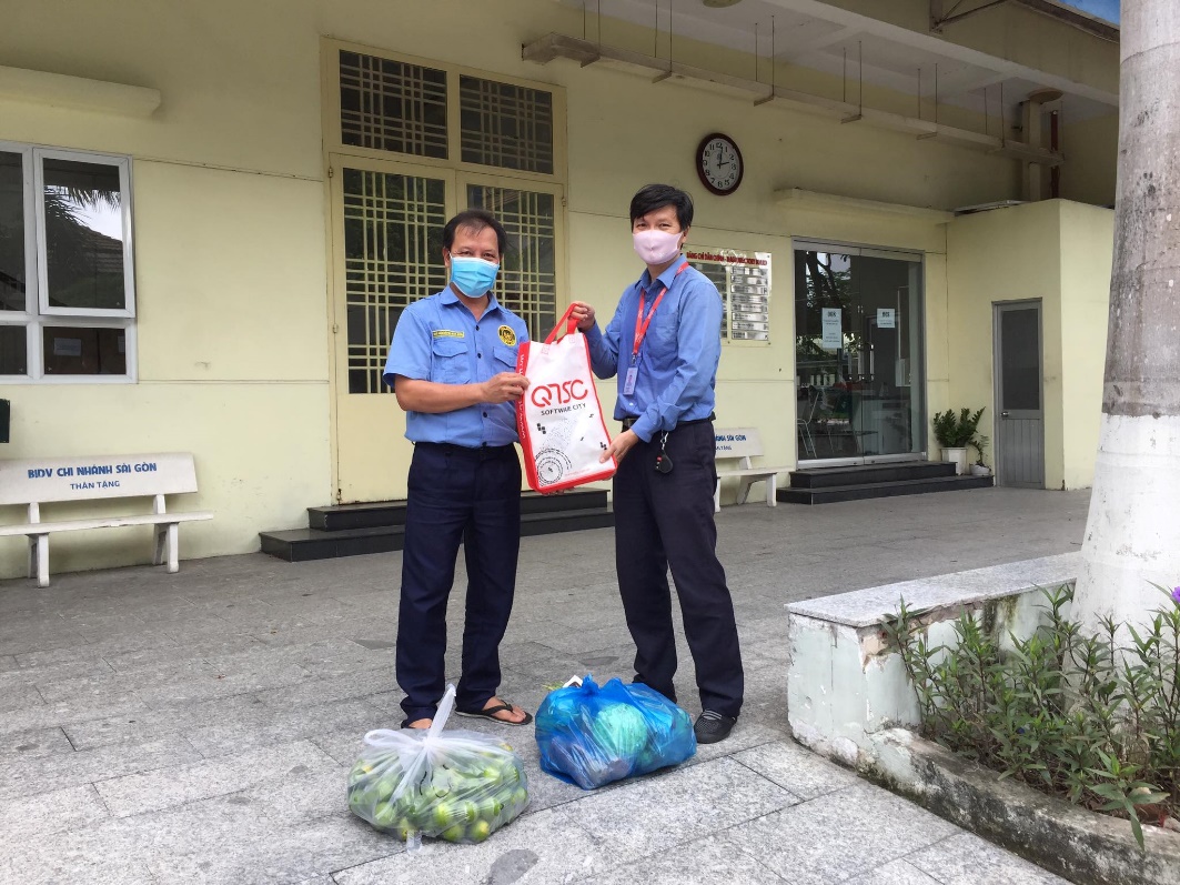 Ông Hoàng Minh Trí – PGĐ QTSC tặng quà cho lực lượng đang làm nhiệm vụ  bảo vệ tại đại học Hoa Sen