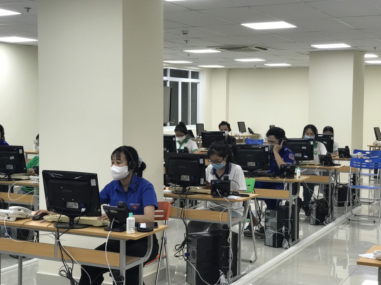 Hình 2: Các tổng đài viên của Trung tâm cấp cứu 115 đang làm việc tại Công viên phần mềm Quang Trung