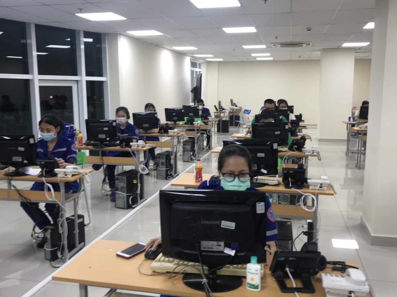 Hình 2: Các tổng đài viên của Trung tâm cấp cứu 115 đang làm việc tại Công viên phần mềm Quang Trung