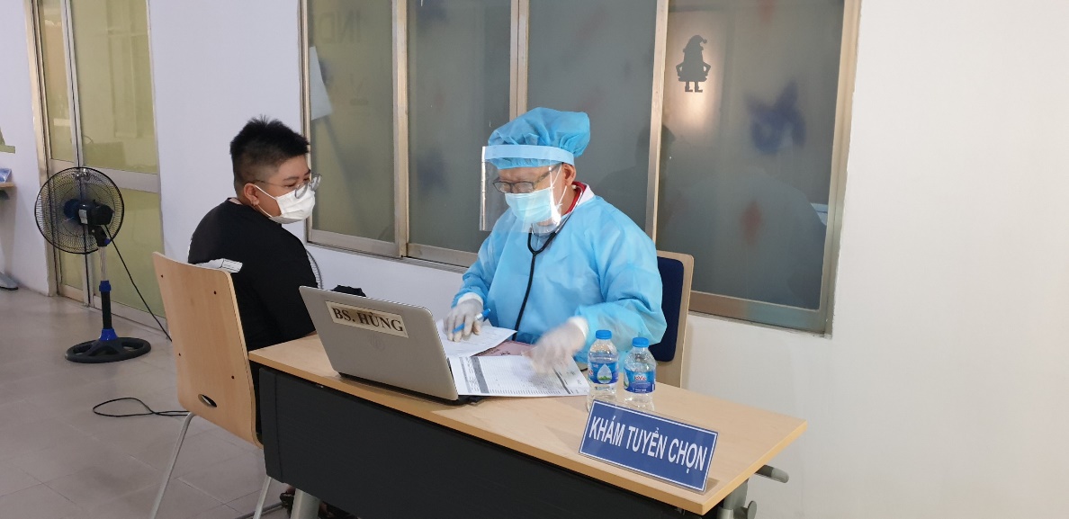 Hình 2: Các tình nguyện viên được khám sàng lọc trước khi thực hiện hiến máu