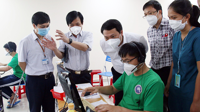 Hình 1: Thứ trưởng Bộ TT&TT Nguyễn Huy Dũng (áo sơ mi trắng ở giữa) đang nghe giới thiệu quy trình làm việc của tổng đài cấp cứu 115 dã chiến tại QTSC