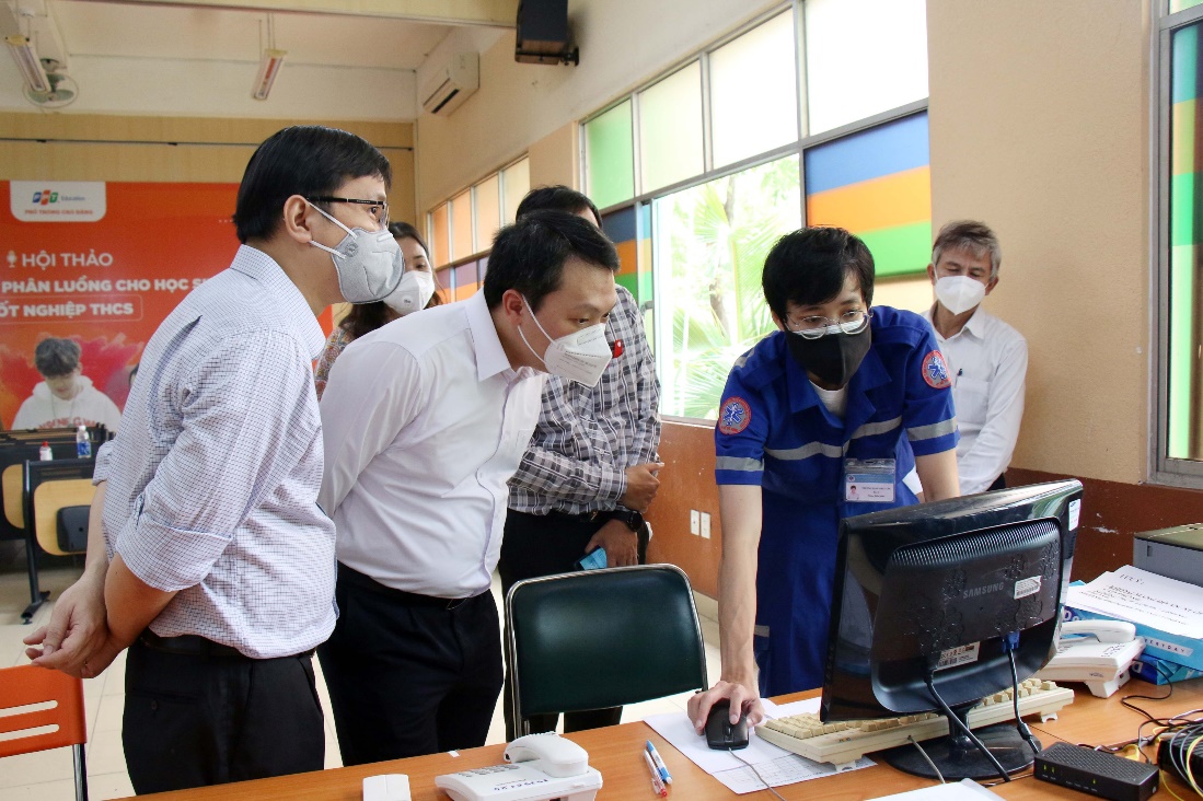 The delegation visited the working place of the field 115 satellite station in District 12 at lot 24, QTSC