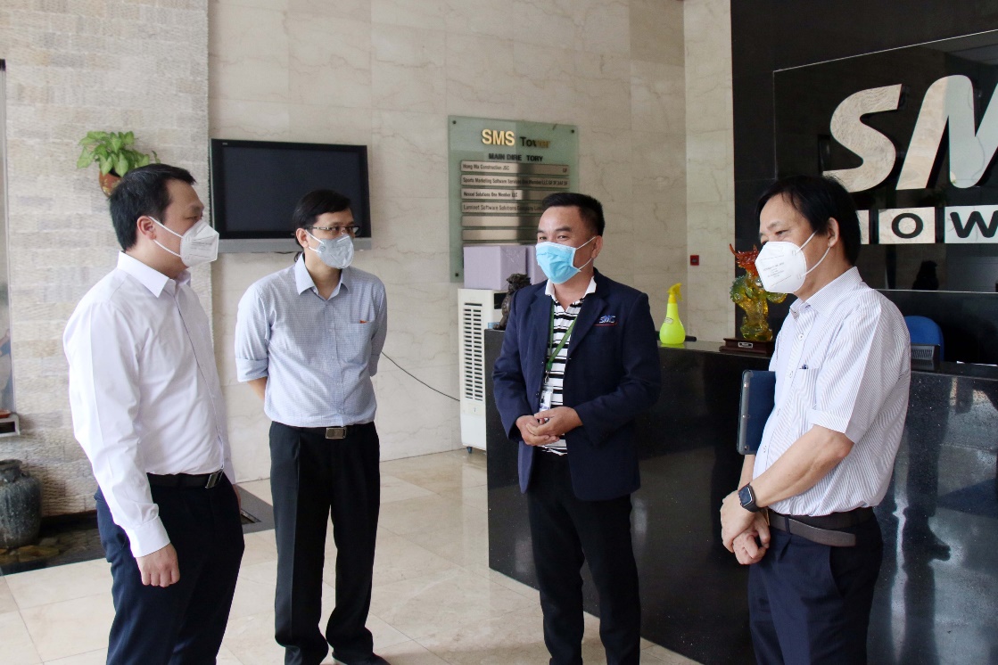The delegation visited and gave gifts to encourage employees who are working "three on spot" at SMS and DIGI-TEXX