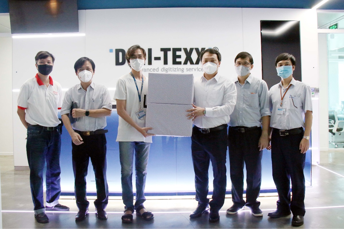 The delegation visited and gave gifts to encourage employees who are working "three on spot" at SMS and DIGI-TEXX