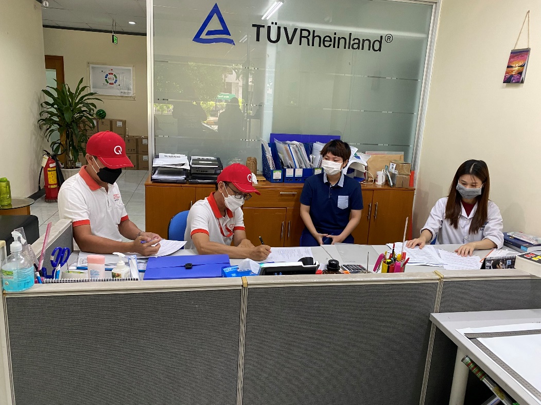 Hình 3: Đoàn kiểm tra công tác thực hiện “3 tại chỗ” ở công ty TUV Rheinland