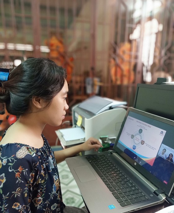 Giáo viên dạy học trên môi trường internet để không gián đoạn quá trình học tập của học sinh