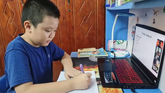 Học sinh tiểu học ở TPHCM tham gia học tập theo hình thức trực tuyến