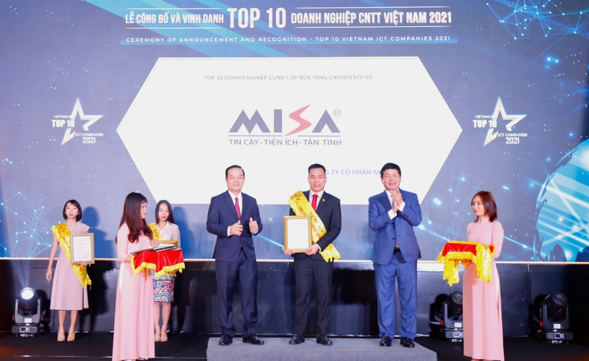 Hình 4: Công ty MISA được vinh danh trong “Top 10 Doanh nghiệp cung cấp nền tảng Chuyển đổi số”
