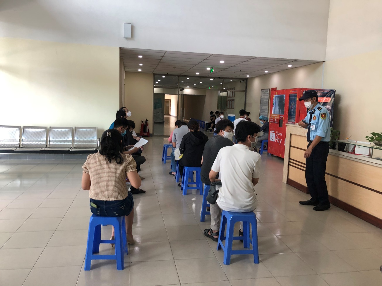 Hình 2: Nhân viên các công ty trở lại TPHCM làm việc được hỗ trợ tiêm đủ 2 mũi vắc xin phòng Covid-19