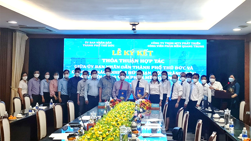 Hình 2: Lãnh đạo UBND thành phố Thủ Đức chụp hình lưu niệm với lãnh đạo QTSC tại buổi ký kết