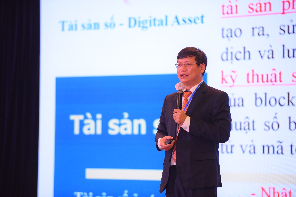 Hình 2: ông Trần Quý - Viện trưởng Viện Phát triển kinh tế số Việt Nam (VIDE) trình bày tại Hội thảo