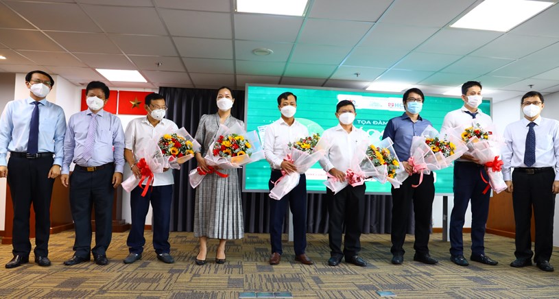 Ban Tổ chức tặng hoa cảm ơn sự hỗ trợ và đồng hành của các đơn vị và doanh nghiệp