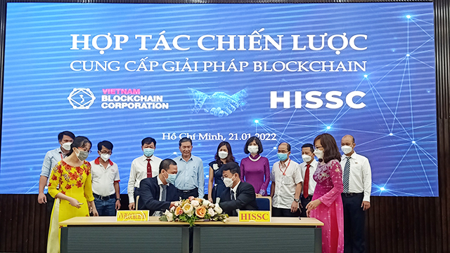 Ông Trần Hữu Dũng – Chủ tịch HĐQT Công ty HISSC và Ông Đỗ Văn Long – Chủ tịch HĐQT, Tổng Giám đốc Công ty Cổ phần Việt Nam Blockchain ký kết bản Hợp tác chiến lược, giao kết hợp tác chính thức giữa hai Công ty Cổ phần Việt Nam Blockchain và Công ty HISSC