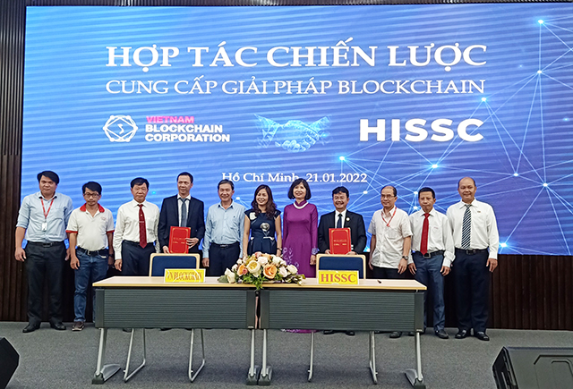 Đại diện hai công ty và đại biểu tham dự cùng chụp hình lưu niệm lại lễ ký kết