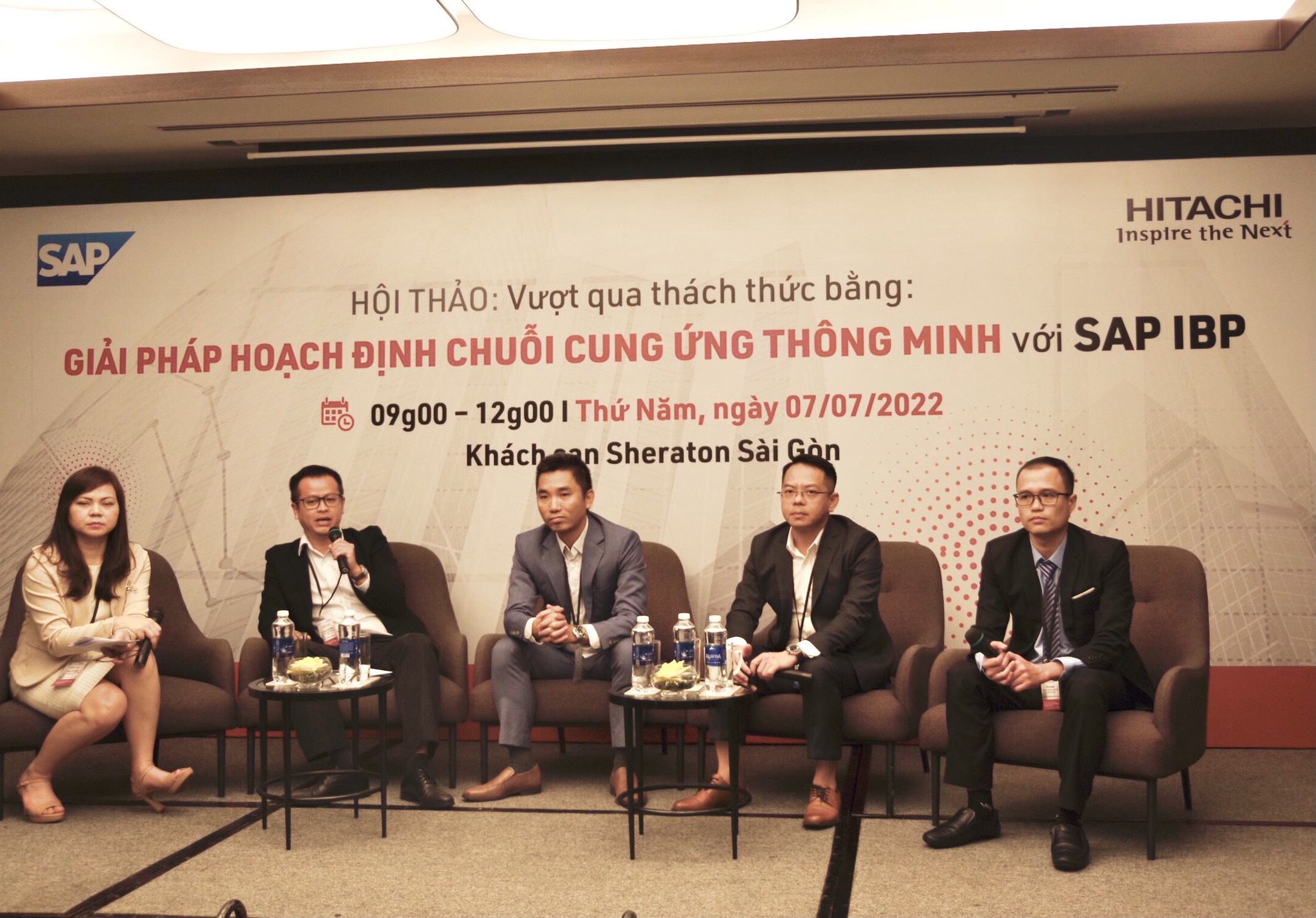 Ông Huỳnh Châu Đăng Khoa (Cầm mic) trong phần hỏi-đáp với các doanh nghiệp tại khuôn khổ buổi hội thảo