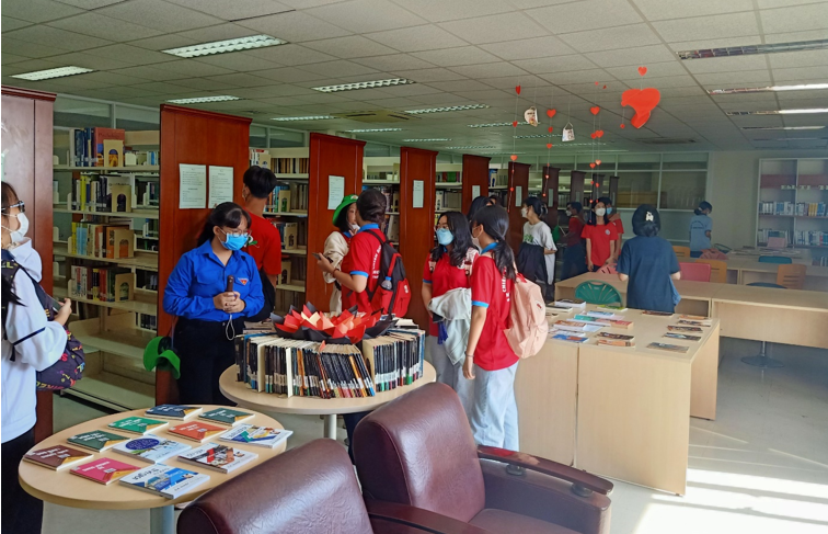 Tham quan thư viện của trường